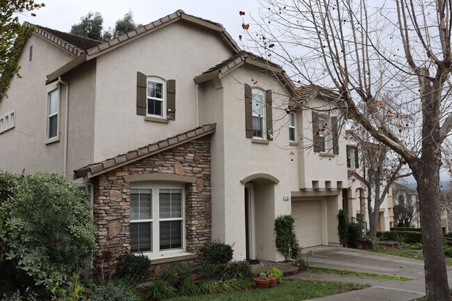 Foto del edificio - Communication Hill 4 bed 2.5 bath Single Family Home