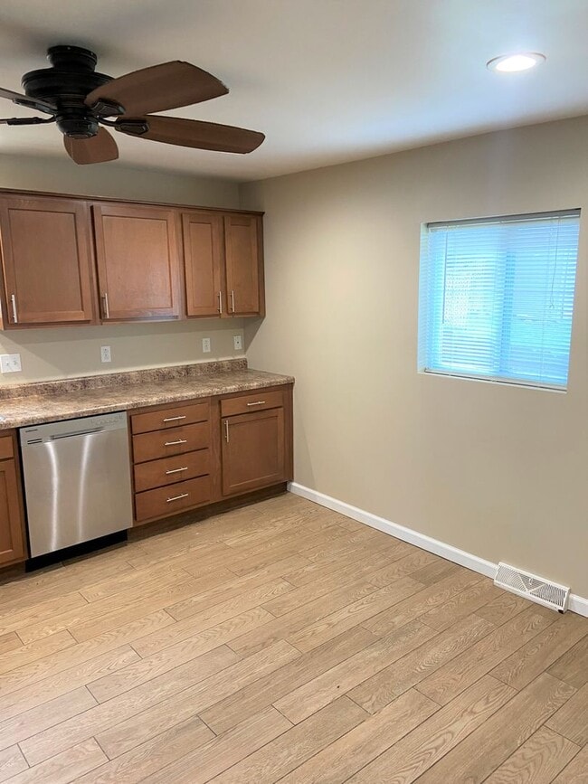 Building Photo - Beautiful Recently Updated 2 Bedroom/2 Bat...