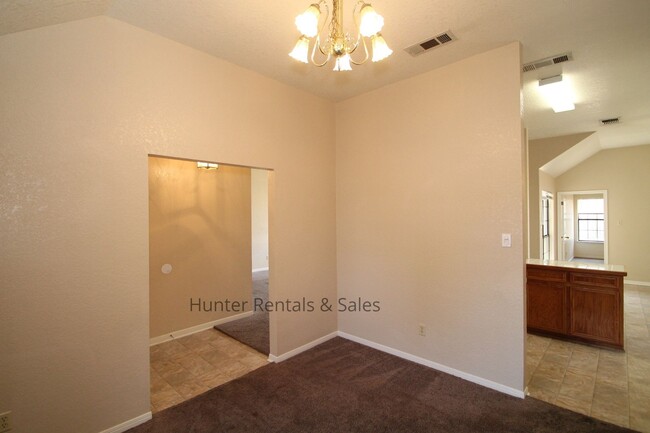 Building Photo - Heights Home!