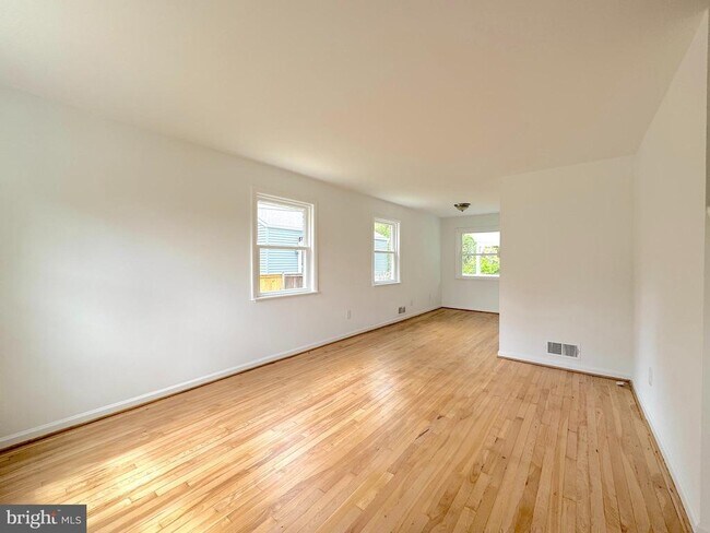 Foto del edificio - 5700 Fenwick Dr