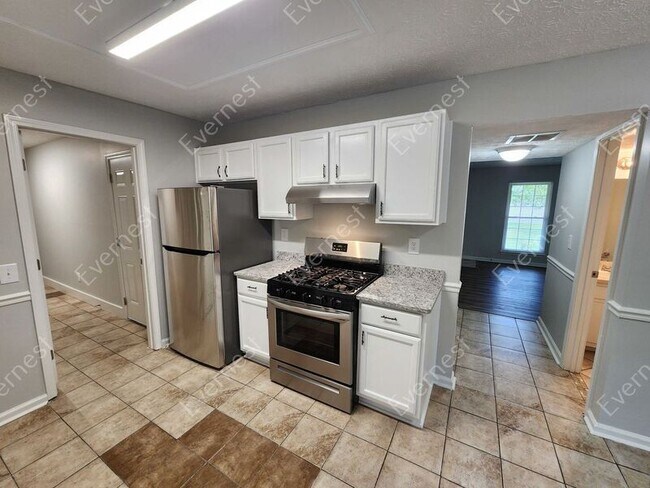 Building Photo - 1539 Silver Lake Dr