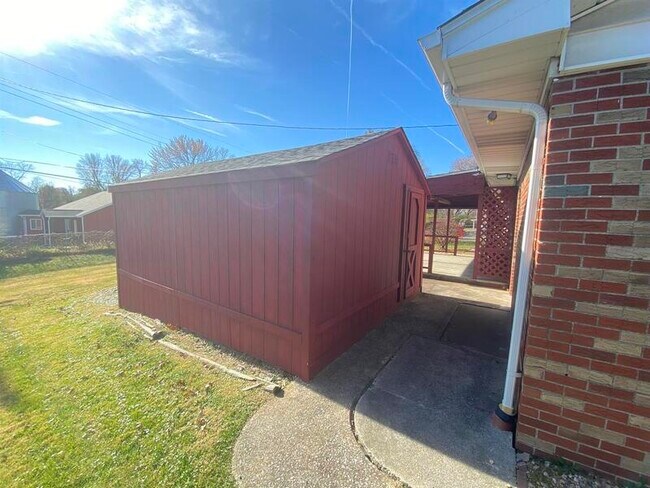Building Photo - 120 S Embassy Dr