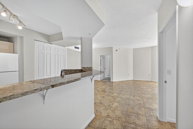 Building Photo - 720 S Sapodilla Ave