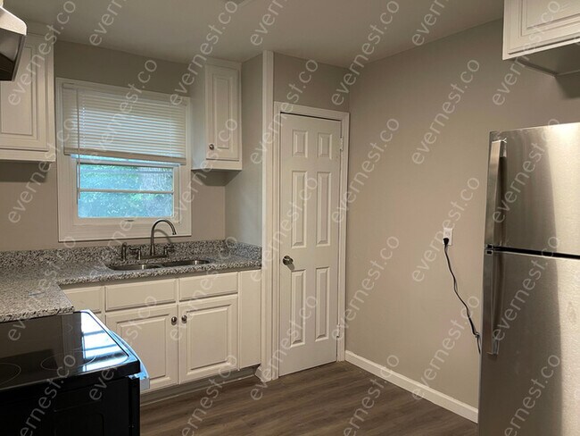 Foto del edificio - 3 BED & 1 BATH / PET FRIENDLY / S8 ACCEPTED