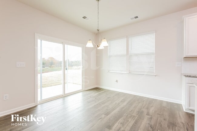 Foto del edificio - 703 Birchcrest Wy