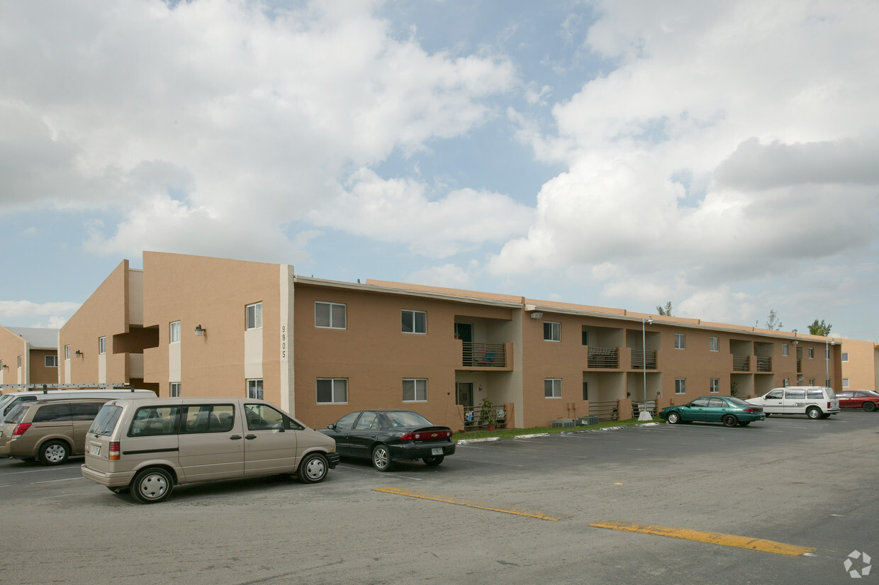 9805 W Okeechobee Rd - Okeechobee Apartments