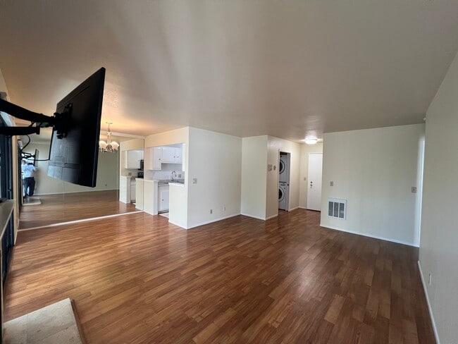 Building Photo - 1083 Shell Blvd