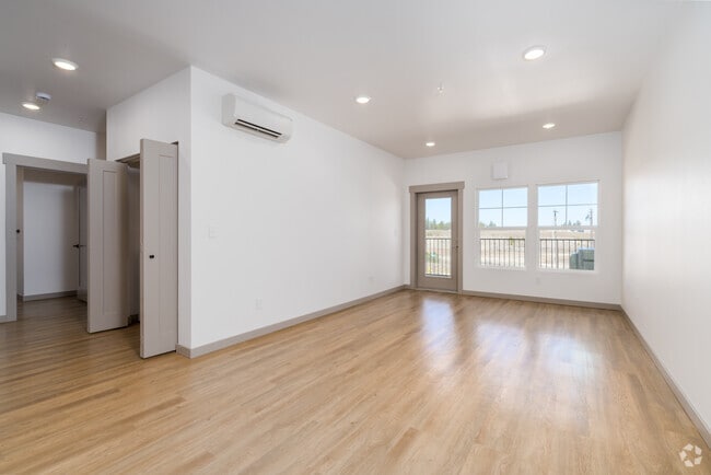 2BR, 2BA - 1152SF - Farwell North