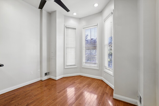 Building Photo - 1006 N St NW