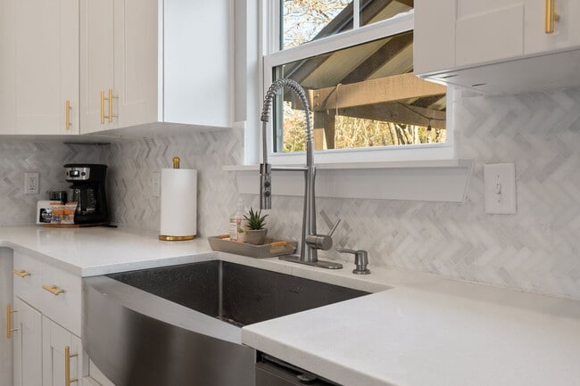 Building Photo - 213 Winchester St