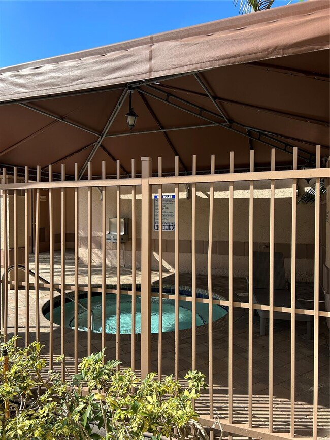 Foto del edificio - 2866 S University Dr