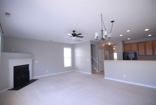 Foto del edificio - Resort style living 3 bedroom 2.5 bath Townhouse at MacIntosh on the Lake west of Burlington w/ 1...