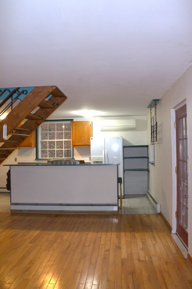 Foto del edificio - "Charming 2-Bed Retreat with Hardwood Elegance in Scenic Marshall, NC"