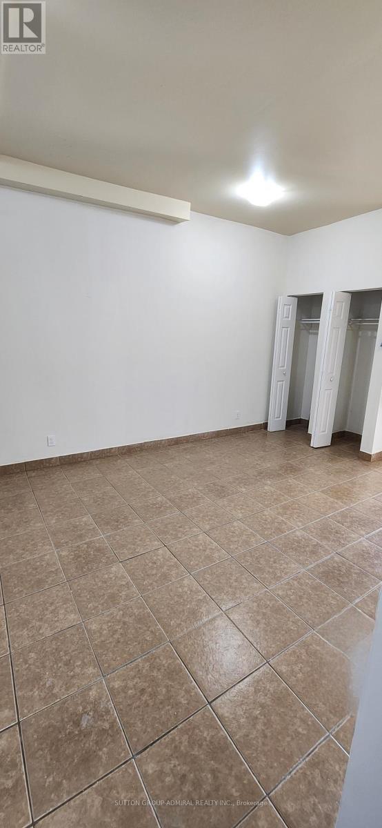 Photo du bâtiment - 1040a St Clair Ave W