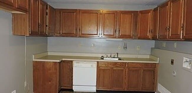 Building Photo - Southwest Topeka Home!
