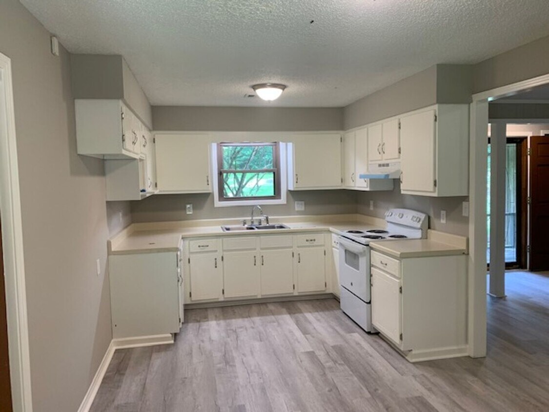 Primary Photo - Renovated 3 Bedroom 2 Bath Home for Rent!!