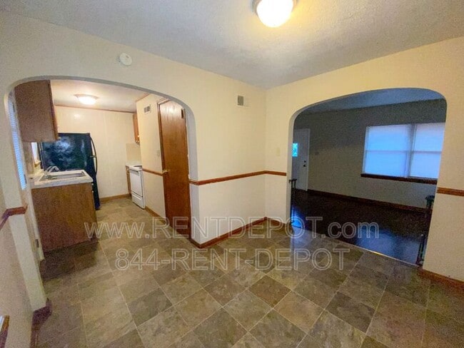 Building Photo - 1602 S Fares Ave