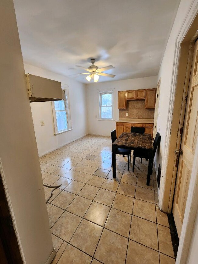 Building Photo - 495 Woodlawn Ave