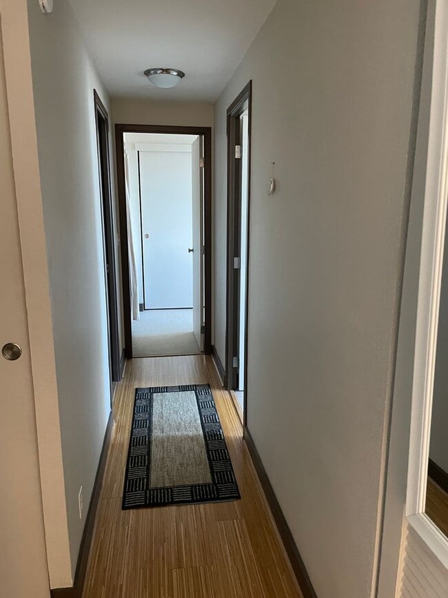 Building Photo - Lovely 2 bedroom 2 bath condo with a river...