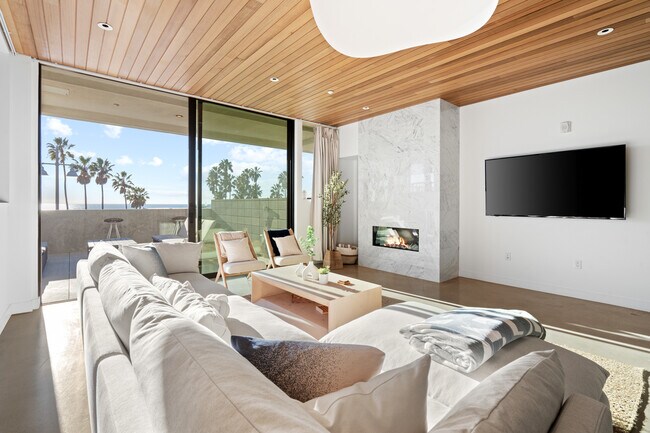 Building Photo - 305 Ocean Front Walk