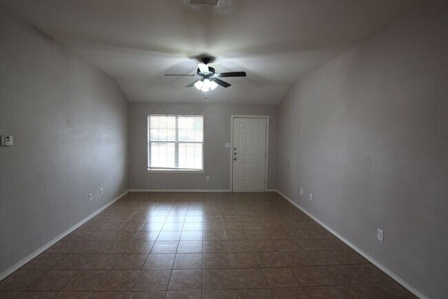 Building Photo - Tour Today! 3 Bed 2 Bath 1 Car Duplex- Lin...