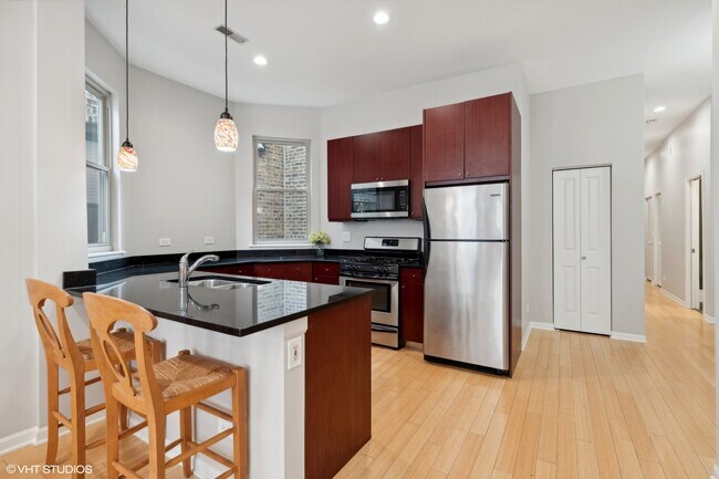 Foto del edificio - 1342 N Claremont Ave