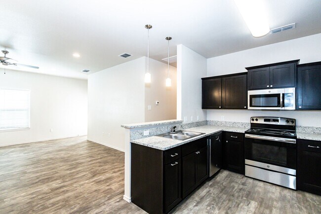 Building Photo - Beautiful 3 Bedroom 2 Bath With Open Conce...