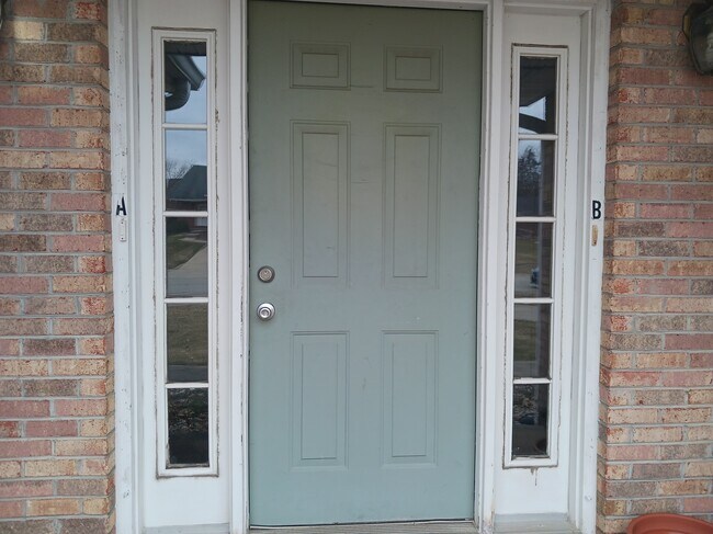 Shared Entrance - 799 Tamarack Ct