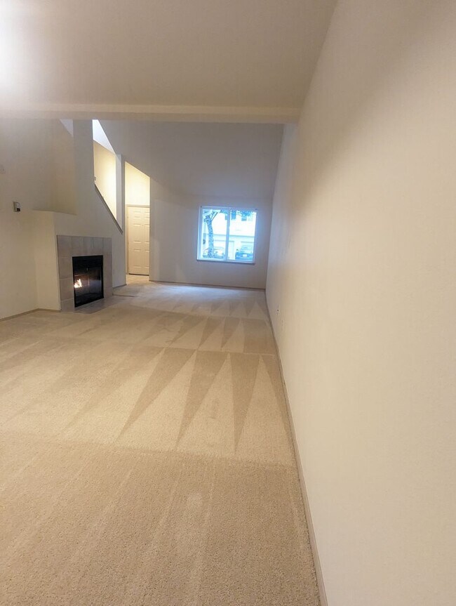Building Photo - Silverdale Ridgetop Location close to Isla...