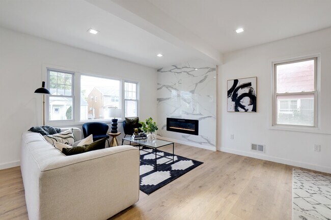 Building Photo - 725 4th St