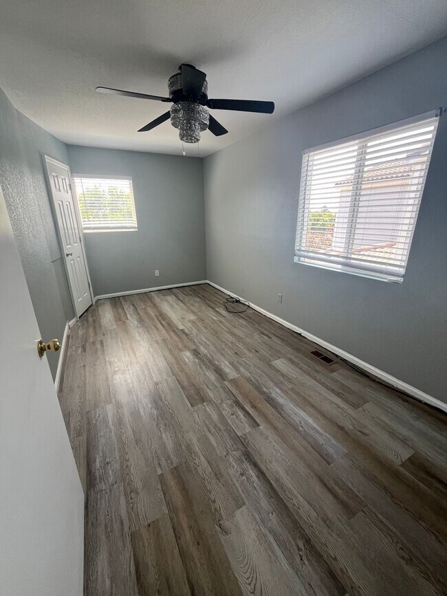 Foto del edificio - Spacious 4 Bed 2.5 Bath Single Family Home...