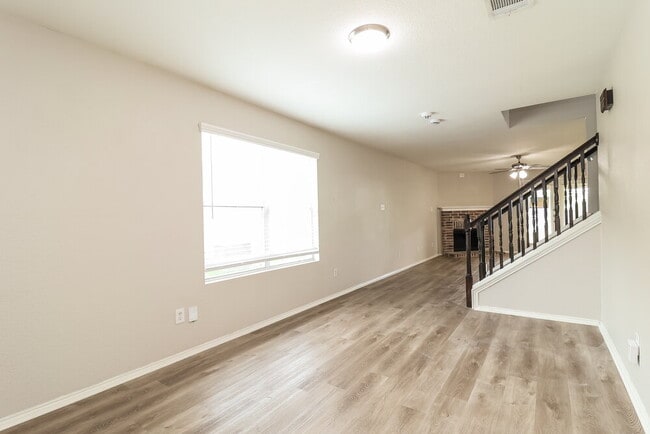 Building Photo - 1813 Vineridge Ln