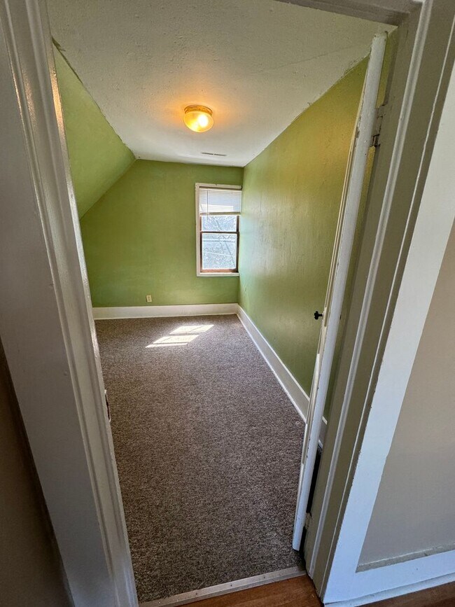 605 N State St Unit Upper, Merrill, WI 54452 Room for Rent in Merrill