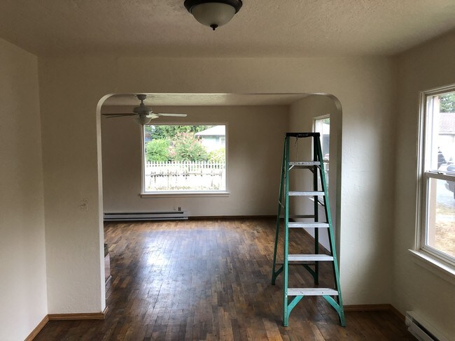 Building Photo - 1301 Oak View Dr