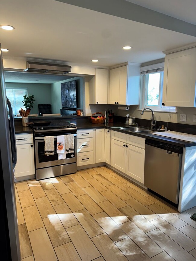 Foto del edificio - Charming 2-Bedroom, 1.5-Bath Apartment with Private Yard and 1 Car Garage