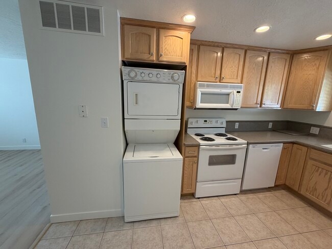 Building Photo - 869 N 400 E