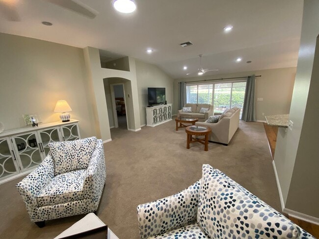 Building Photo - SEASONAL RENTAL in Glenview - 3 Beds, 2 Ba...