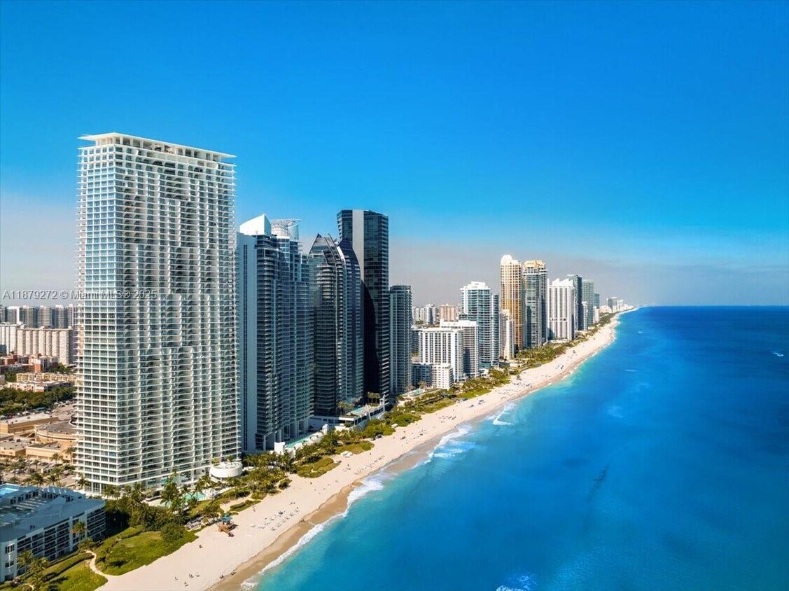 Foto principal - 16901 Collins Ave