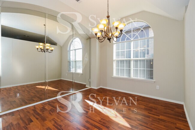 Foto del edificio - This 4 bedroom, 2 bathroom home is sure to...