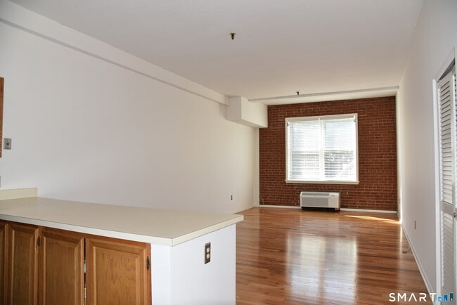 Building Photo - 32 Haviland St