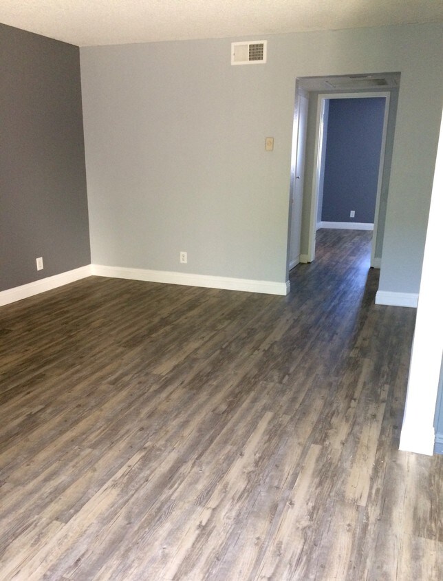 Foto principal - 11201 Euclid St