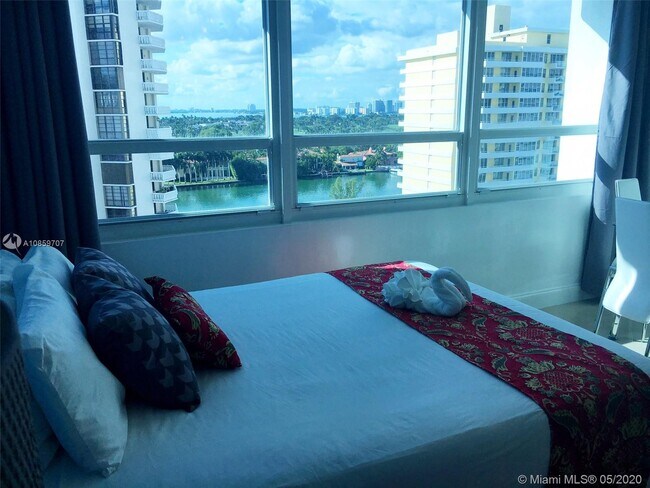 Foto del edificio - 5445 Collins Ave