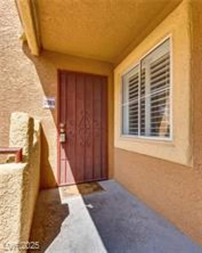 Building Photo - 2 bedroom 2 bath Ready to called home!
