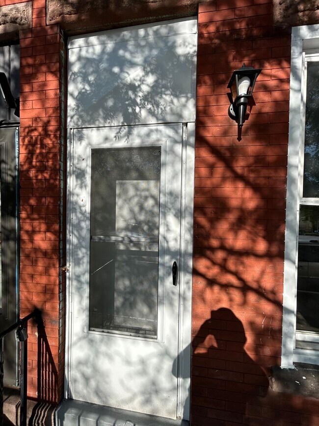 Foto del edificio - 298 Rutherford Ave