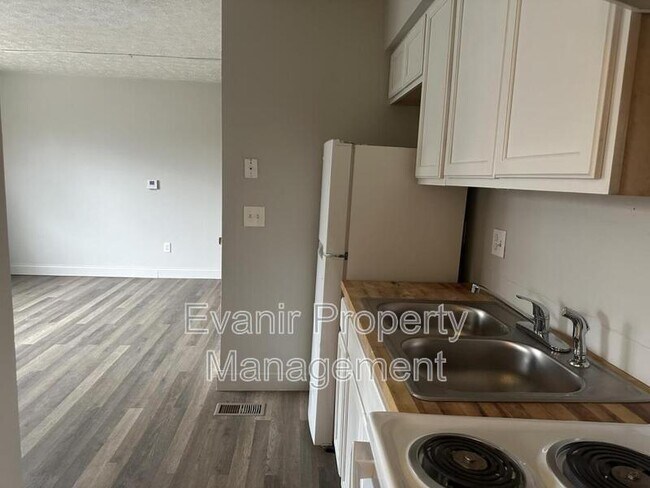 Building Photo - 3043 Idylwilde Blvd