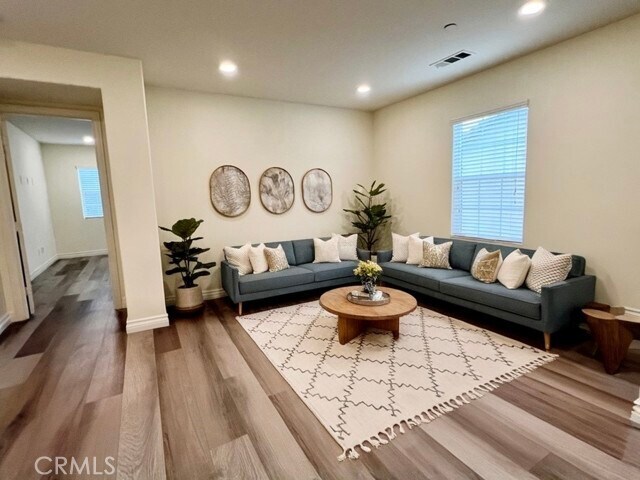 Foto del edificio - 6077 Rosewood Way