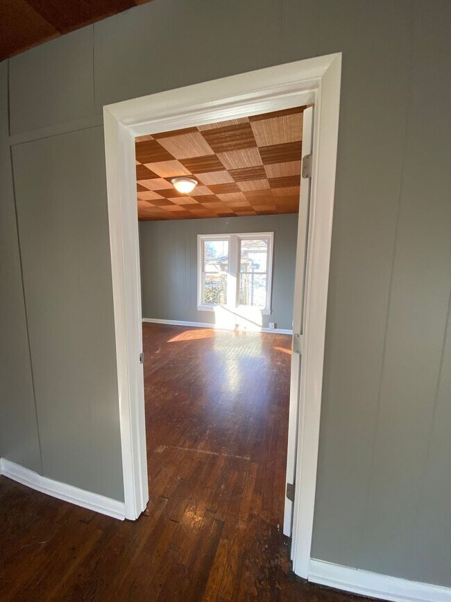 Building Photo - 1203 W State St