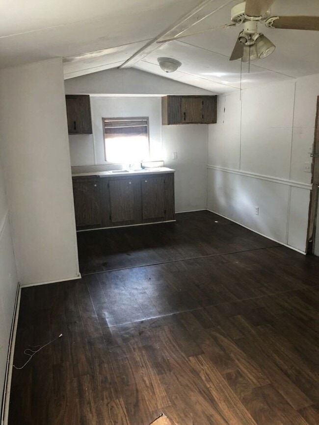 Building Photo - New Home Available! Rent this 2 Bedroom 1 ...