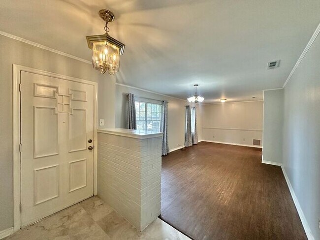 Foto del edificio - Spacious 3-Bed, 2-Bath Home with Large Sho...