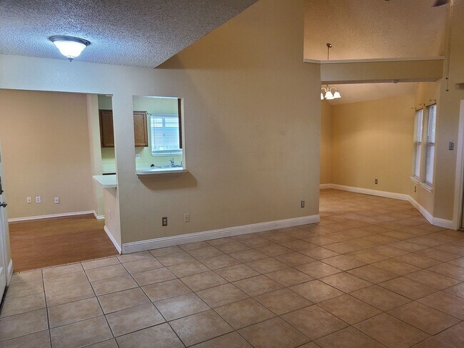 Foto del edificio - 1st MONTH FREE IF LEASED BY 3-15-24. Nice ...